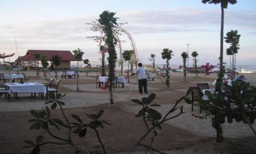 Zdjcie INDONEZJA / BALI / BALI / RESTAURACJA NA PLAZY  KENDY KUNING 