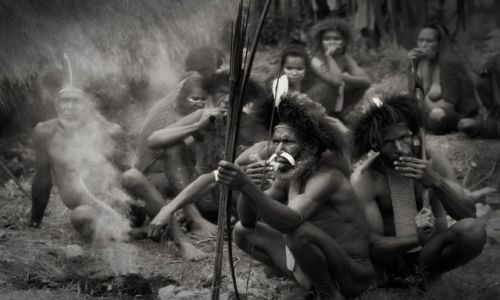 Zdjecie INDONEZJA / Baliem / IRIAN JAYA / Czas na dymka