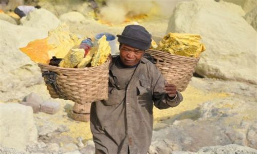 Zdjecie INDONEZJA / - / wulkan Kawah Ijen / tragarz z siark