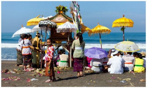 Zdjcie INDONEZJA / Bali / Pantai Soka / Back looking girl