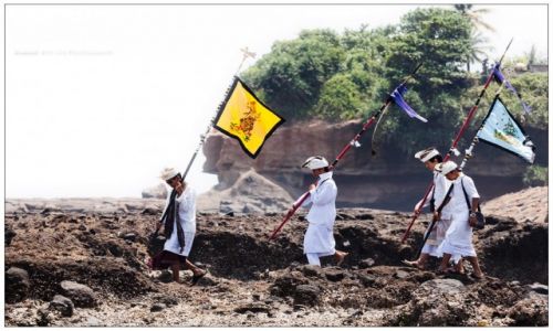 Zdjcie INDONEZJA / Bali / Pantai Soka / Bannermen walking to the water
