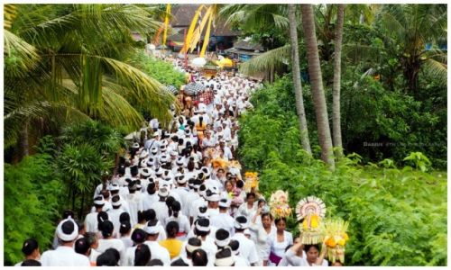 Zdjcie INDONEZJA / Bali / Pantai Soka / Coning and going - village after villige