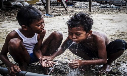 Zdjcie INDONEZJA / Wakatobi / Bajo Desa  Mantigoa  / zabawy codzienne 