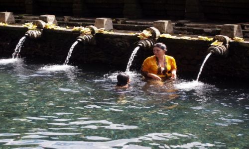 INDONEZJA / Bali / Tampaksiring / Rytualne obmycie