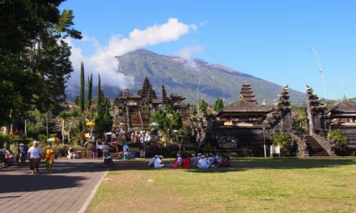 Zdjęcie INDONEZJA / Bali / Pura Besakih / Wulkan czuwa nad świątynią