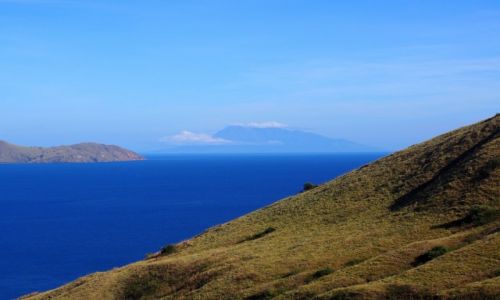 Zdjęcie INDONEZJA / Komodo / Gili Laba / W tle majaczy Sangeang, za dwa dni się obudzi...