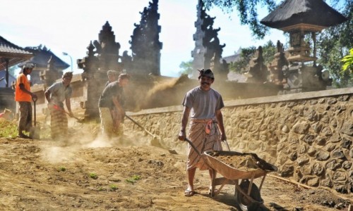 Zdjecie INDONEZJA / Bali / Ubud / Prace spoeczne przy odbudowie swityni