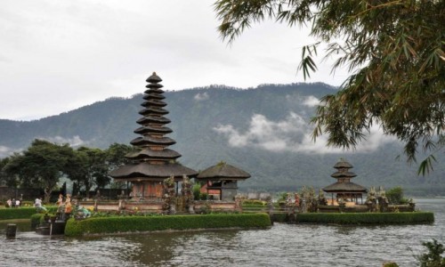 Zdjecie INDONEZJA / Bali / Ulun Danu Beratan  / Pikna witynia - Ulun Danu Beratan 