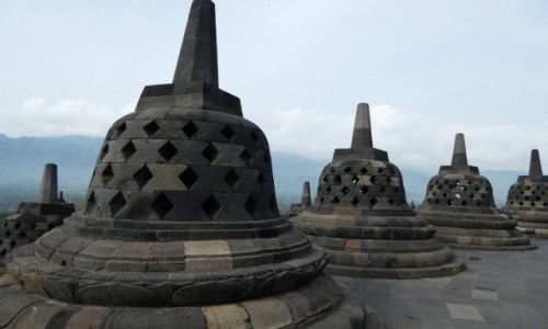 Zdjcie INDONEZJA / JAVA/okolice Yogyakarty  / witynia Borobudur / na dachu wityni Borobudur