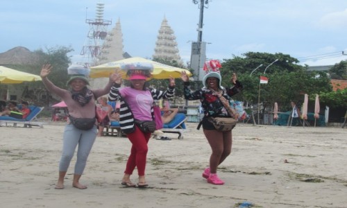 Zdjcie INDONEZJA / Bali / Plaza Pantai Kuta / Wesole Balijki