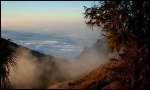 Zdjcie INDONEZJA / Lombok / Gunung Rinjani / spacer w chmurach