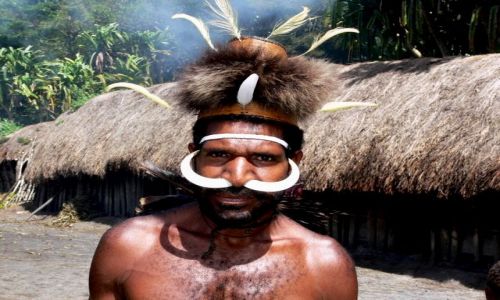 Zdjecie INDONEZJA / Papua / Dolina Baliem / Kapelusze-Syn wodza
