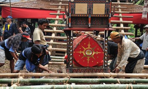 Zdjecie INDONEZJA / Sulawesi / Tana Toraja / Wnoszenie trumny na wysoki postument