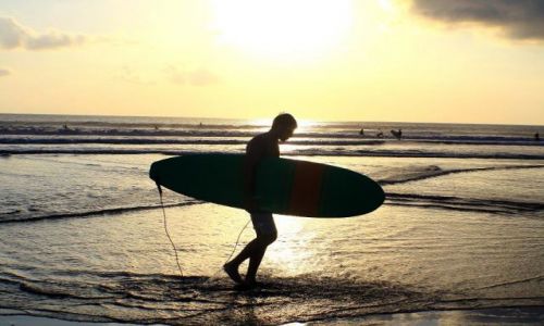 Zdjecie INDONEZJA / kuta / buta beach / surfer