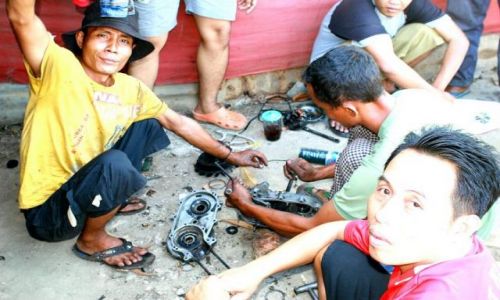 Zdjecie INDONEZJA / JAWA / JAKARTA / WARSZTAT SAMOCHODOWY