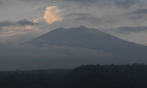 Zdjcie INDONEZJA / wschodnia Jawa / cigle czynny wulkan Kawah / Wulkan Kawah Ijen widzianu od str.Bali