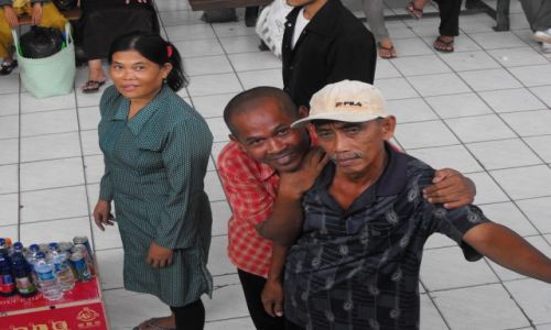 Zdjecie INDONEZJA / Bandung śr.Jawa / fotka z pociągu / marzyciele z peronu w Bandung