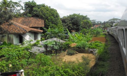 Zdjecie INDONEZJA / trasa pociągu Bandung Yogyakarta / Jawa / scenki z podróży