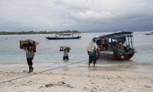 Zdjecie INDONEZJA / Indonezja / Gili Trawangan / Rozadunek odzi