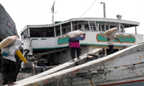 Zdjęcie INDONEZJA / Jawa / port  / dokerzy/Jakarta
