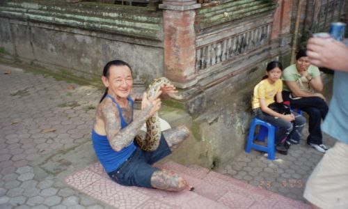 Zdjęcie INDONEZJA / Bali / przy jednej ze swiatyn / kogo bardziej podziwiac weza czy wlasciciela
