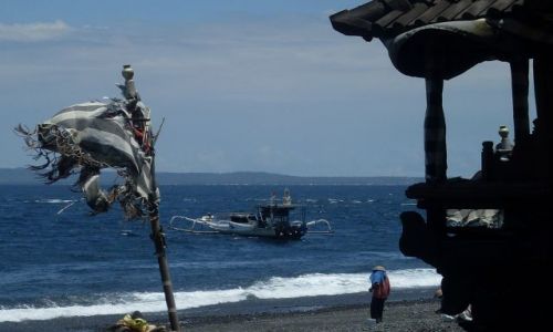Zdjęcie INDONEZJA / Bali / Kusamba-Candidasa / ... zbieracz kamieni ...