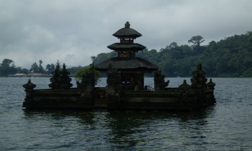 Zdjęcie INDONEZJA / Bali / Putra Ulun Danu / ... na wodzie...