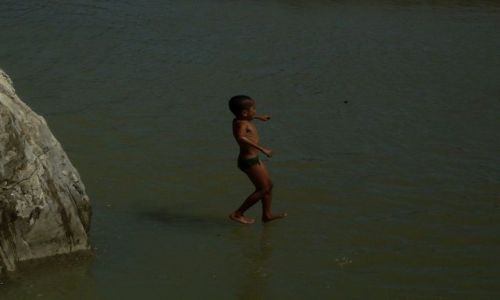Zdjcie INDONEZJA / Timor Zachodni / gdzie na drodze do Soe / ... may spacer po wodzie ...