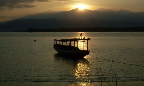Zdjecie INDONEZJA / Gili Air, Lobmok / Gili Air / ... wshd na Gili Air... po lewej Rinjani...