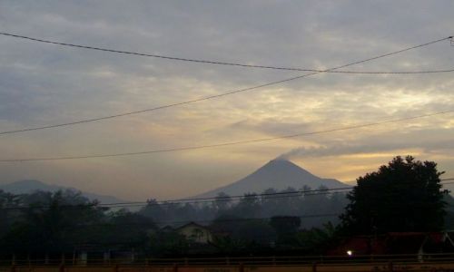 Zdjęcie INDONEZJA / Jawa / w drodze do Borobudur / niegrożny jeszcze  wulkan Merapi