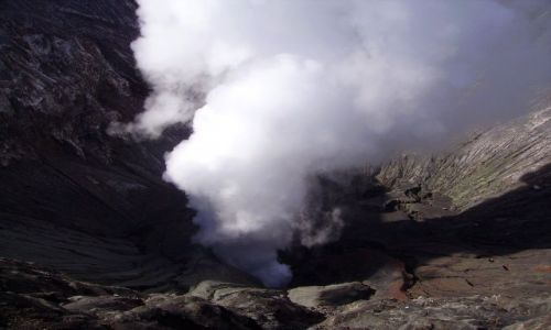 Zdjcie INDONEZJA / Jawa / wulkan Bromo / spojrzenie w dymic