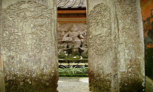 INDONEZJA / Bali / Ubud / przez uchylone drzwi �wiatyni