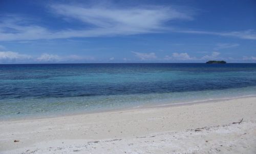 Zdjcie INDONEZJA / Togian Islands (Sulawesi) / Kadidiri / ... wyspa na rafie... z innej wyspy ...
