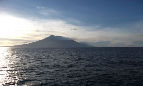 Zdjcie INDONEZJA / Pnocne Moluki, Ternate, Tidore / Morze Moluckie / ... dymica Gamalama, z boku Kiematubu