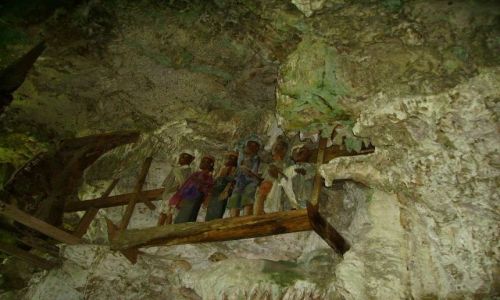 Zdjęcie INDONEZJA / Sulawesi Południowe / Tampangallo / tau-tau w jaskini Tampangallo