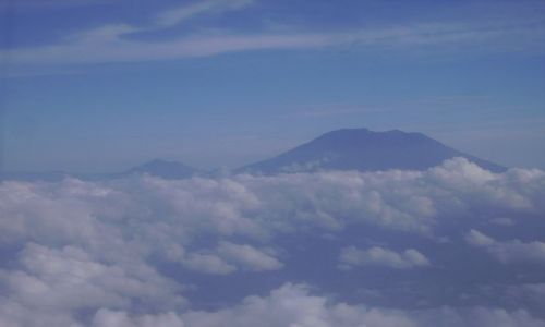 Zdjęcie INDONEZJA / w drodze na LombokL / widok z samolotu / Najwyższy wulkan na Bali