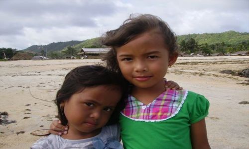 Zdjcie INDONEZJA / wyspa Lombok / Kuta Beach / siostrzyczki
