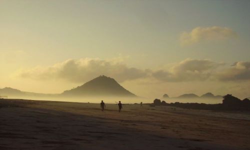 Zdjecie INDONEZJA / wyspa Lombok / wioska Kuta Beach / to nie pustynia, to plaa!