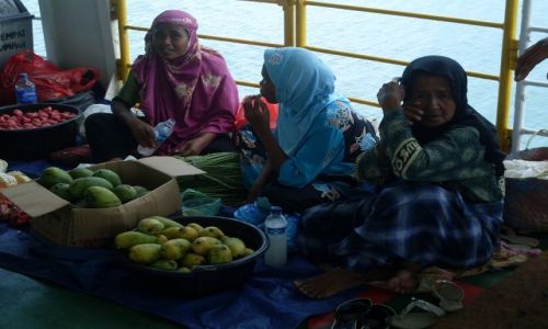 Zdjcie INDONEZJA / Sape-Labuanbajo / na promie / ...promowe promocje ...