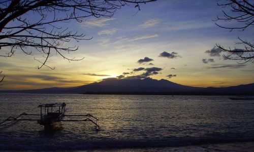Zdjecie INDONEZJA / Gili Air / wysepka Gili Air / soce wschodzi nad Rinjani na Lombok