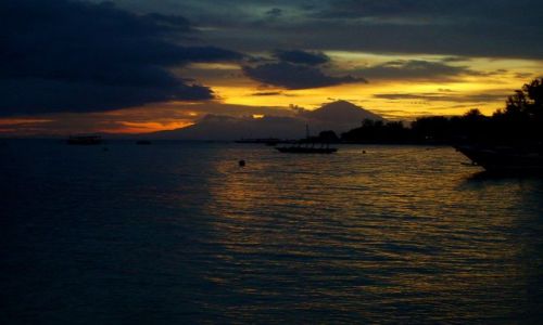 Zdjcie INDONEZJA / Gili Air / wysepka Gili Air / pochmurny zachd soca