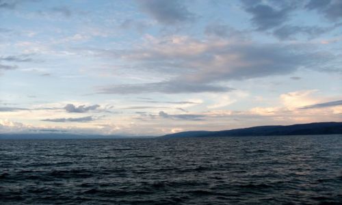Zdjcie INDONEZJA / Sulawesi (Celebes) / Pendolo, jezioro Poso / ... zmierzch na jeziorze ...