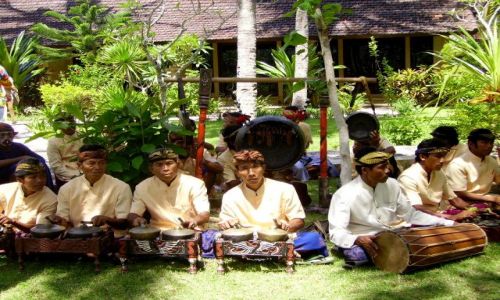 Zdjecie INDONEZJA / wyspa Lombok / wioska Kuta Beach / tradycyjny zesp muzyczny