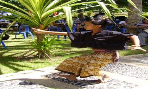 Zdjcie INDONEZJA / wyspa Lombok / wioska Kuta Beach / skupiona na tacu