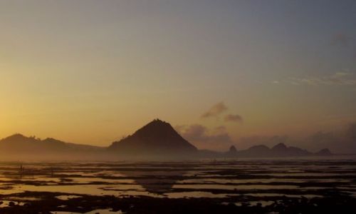 Zdjcie INDONEZJA / wyspa Lombok / wioska Kuta Beach /  wit  w Kuta Beach
