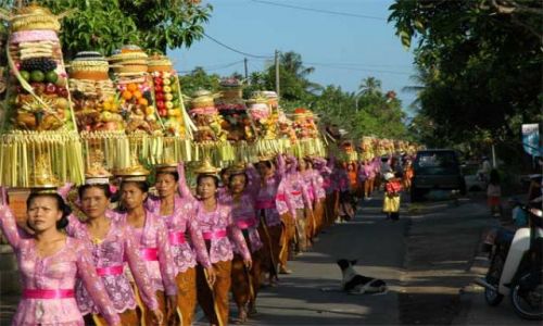 Zdjecie INDONEZJA / Bali / wioska w centrum Bali / Procesja z darami
