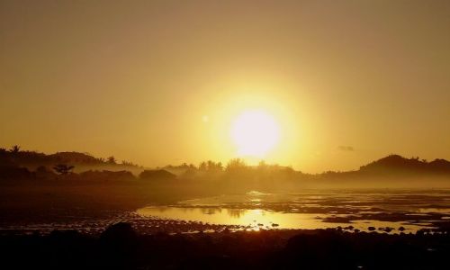 Zdjcie INDONEZJA / wyspa Lombok / wioska Kuta Beach / soce wstao nad Kuta Beach