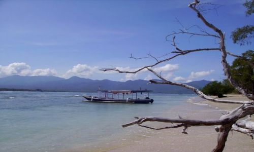 Zdjecie INDONEZJA / wysepka Gili Air / Gili Air / widok na Lombok z play