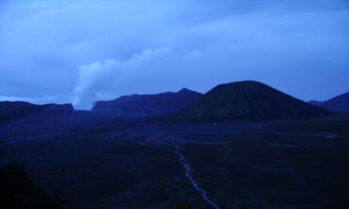 Zdjęcie INDONEZJA / Jawa / wioska Cemero Lawang / wulkany o zmierzchu