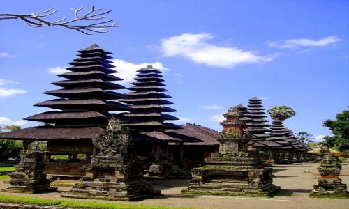 Zdjcie INDONEZJA / Bali / Mengwi / stupy krlewskiej wityni w Mengwi